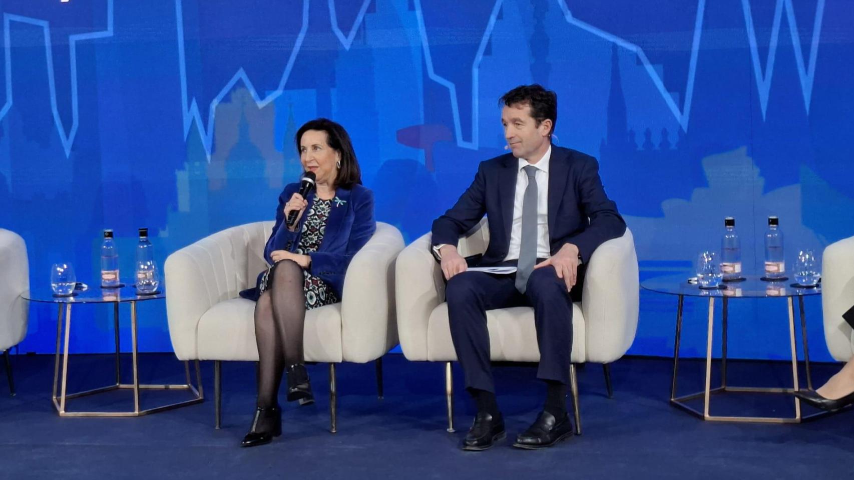 La ministra de Defensa, Margarita Robles, junto al presidente de Indra, Ángel Escribano