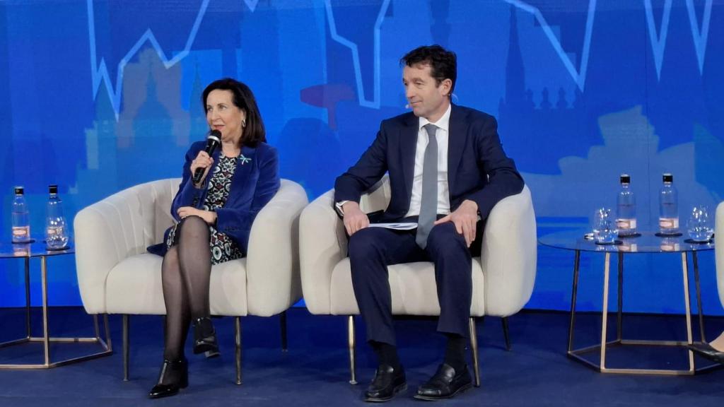 La ministra de Defensa, Margarita Robles, junto al presidente de Indra, Ángel Escribano