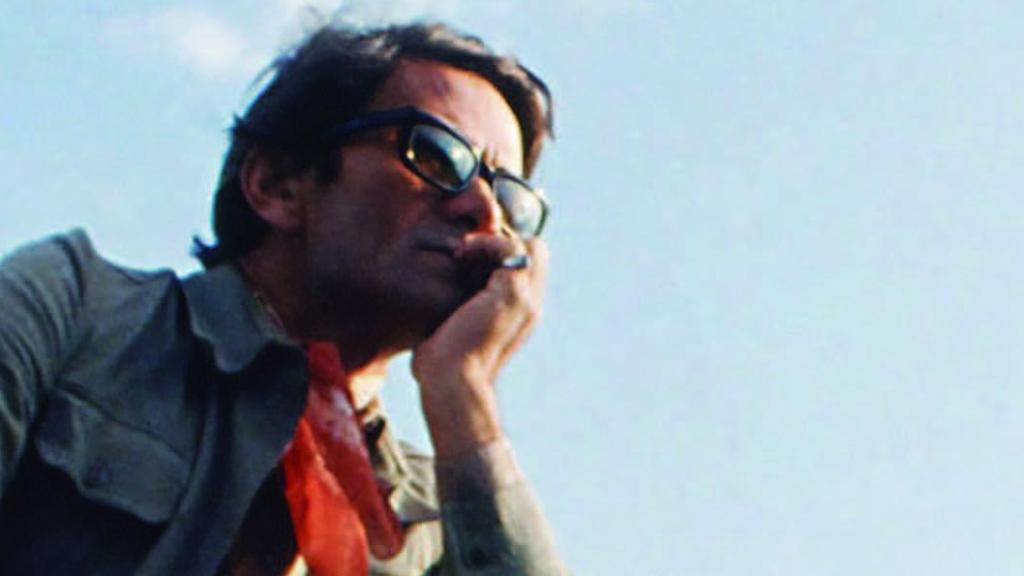 Pier Paolo Pasolini en la fotografía que protagoniza la portada de la biografía realizada por Jordi Corominas. Siglo XXI Editores