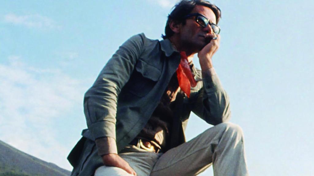 Pier Paolo Pasolini en la fotografía que protagoniza la portada de la biografía realizada por Jordi Corominas. Siglo XXI Editores