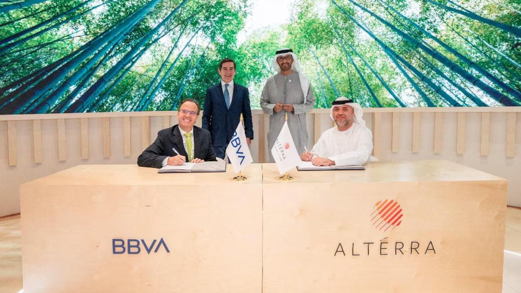 De pie: Carlos Torres Vila, presidente de BBVA y S.E. Dr. Sultan Al Jaber, presidente de Altérra. Sentados: Javier Rodríguez Soler, responsable global de Sostenibilidad y CIB de BBVA y H.E. Majid Al Suwaidi, CEO de Altérra (JPG)