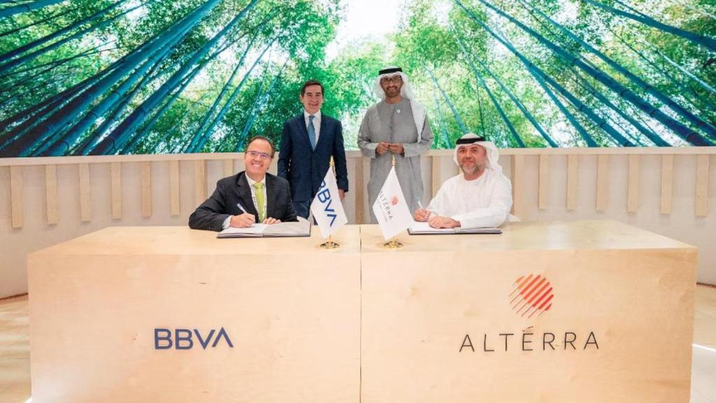 De pie: Carlos Torres Vila, presidente de BBVA y S.E. Dr. Sultan Al Jaber, presidente de Altérra. Sentados: Javier Rodríguez Soler, responsable global de Sostenibilidad y CIB de BBVA y H.E. Majid Al Suwaidi, CEO de Altérra (JPG)