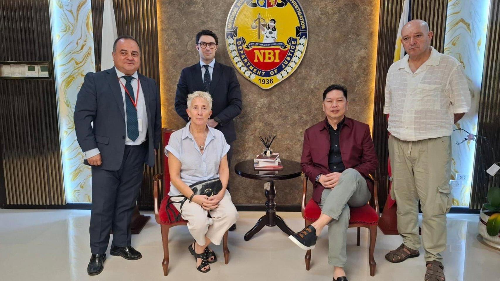 Familiares de Diego Bello con el director del NBI en Filipinas.