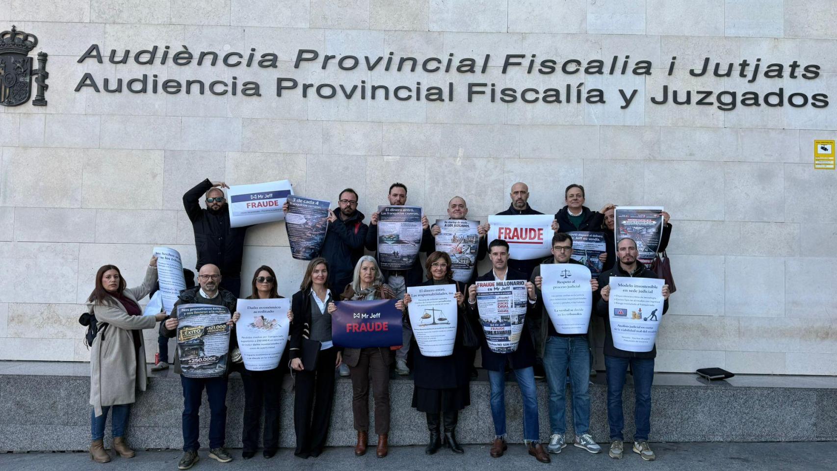 Los denunciantes, antes del juicio contra Jeff por estafa en la Audiencia Provincial de Valencia. EE