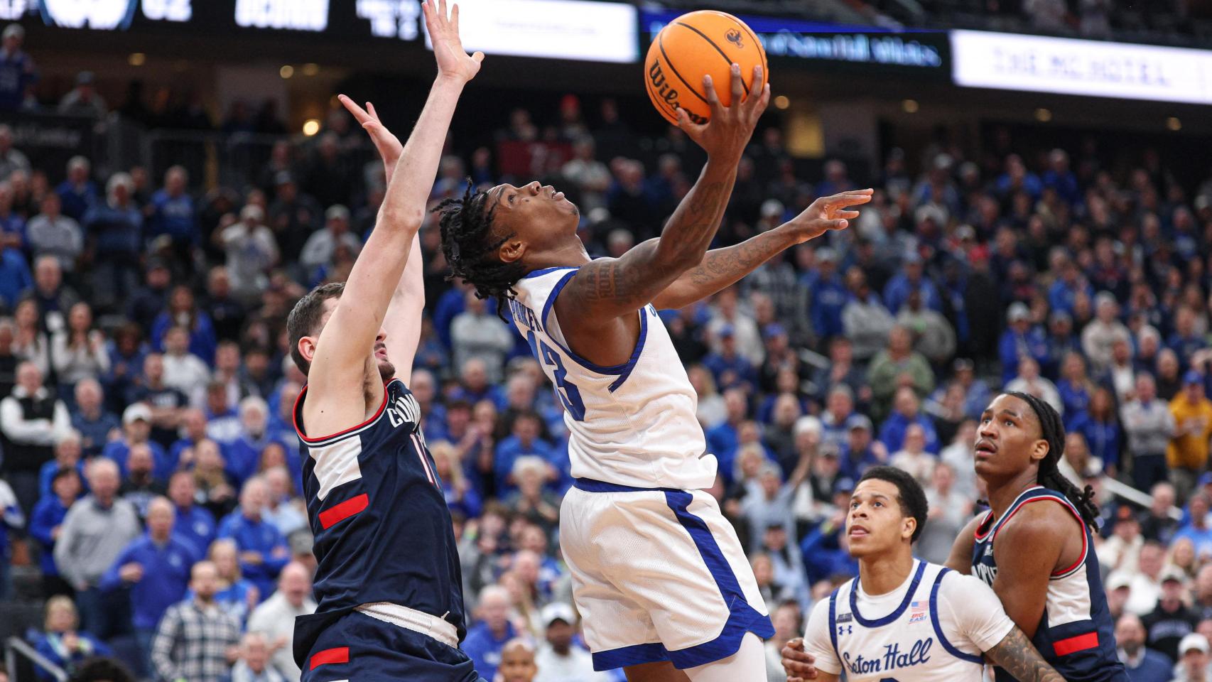 Un lance de un partido de la NCAA de la temporada 2025/2026.