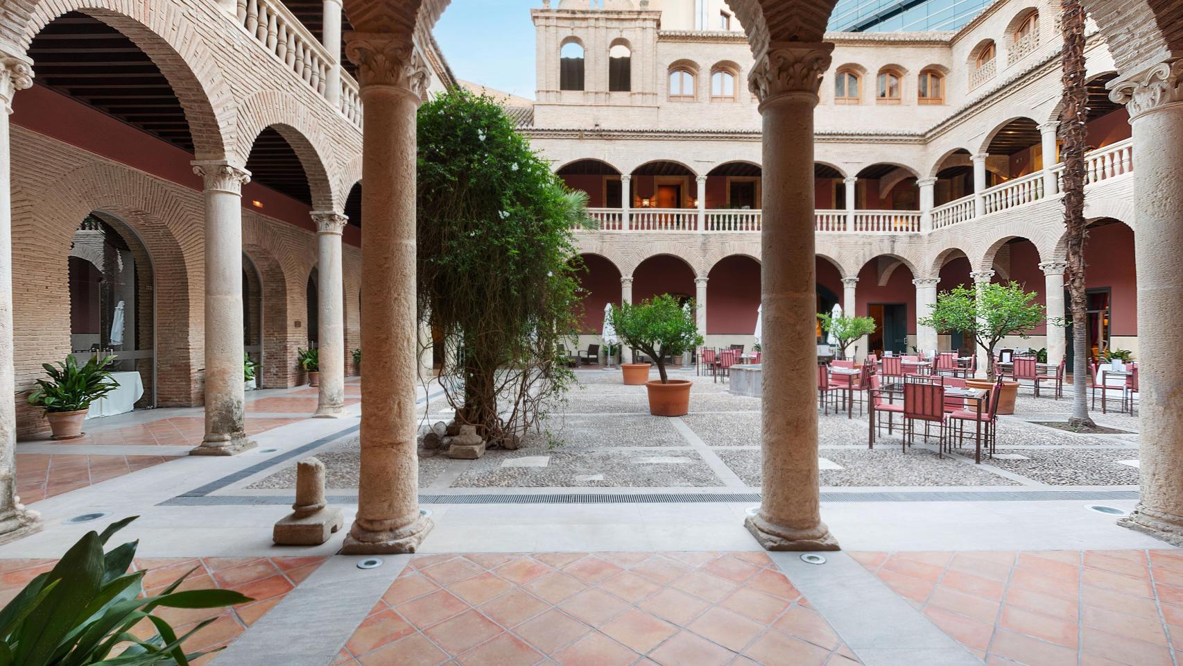 El claustro del hotel Santa Paula de Granada.