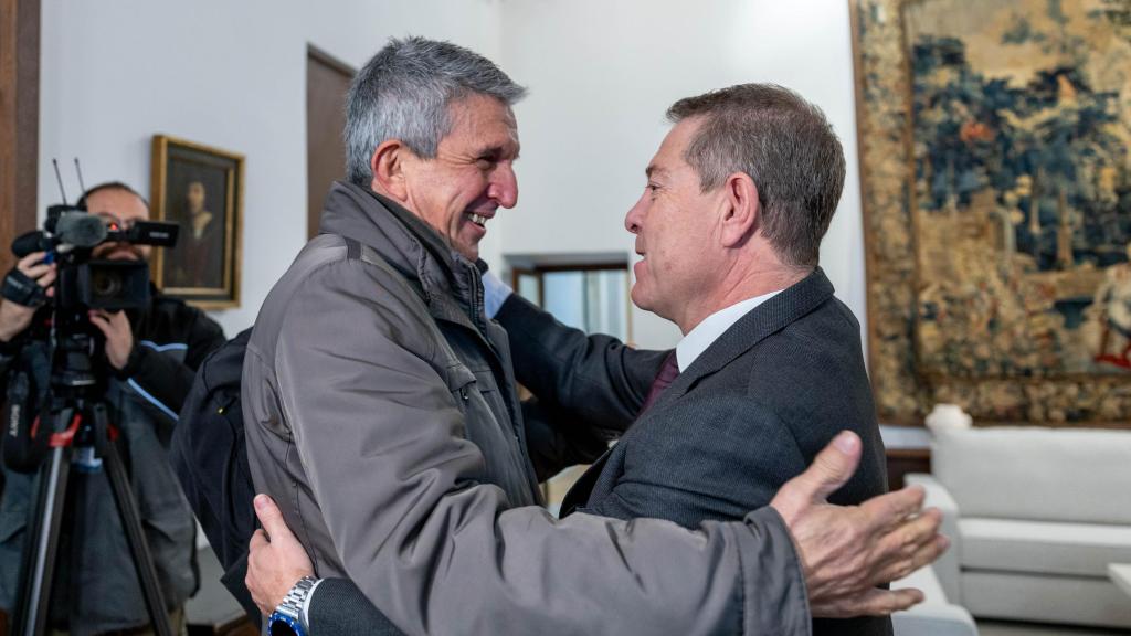 José Pablo Sabrido y Emiliano García-Page se saludan amablemente antes de la reunión.