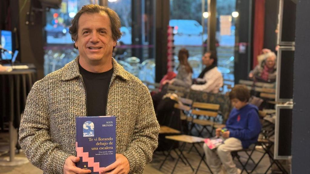 Alex Brindis durante la presentación de su libro.