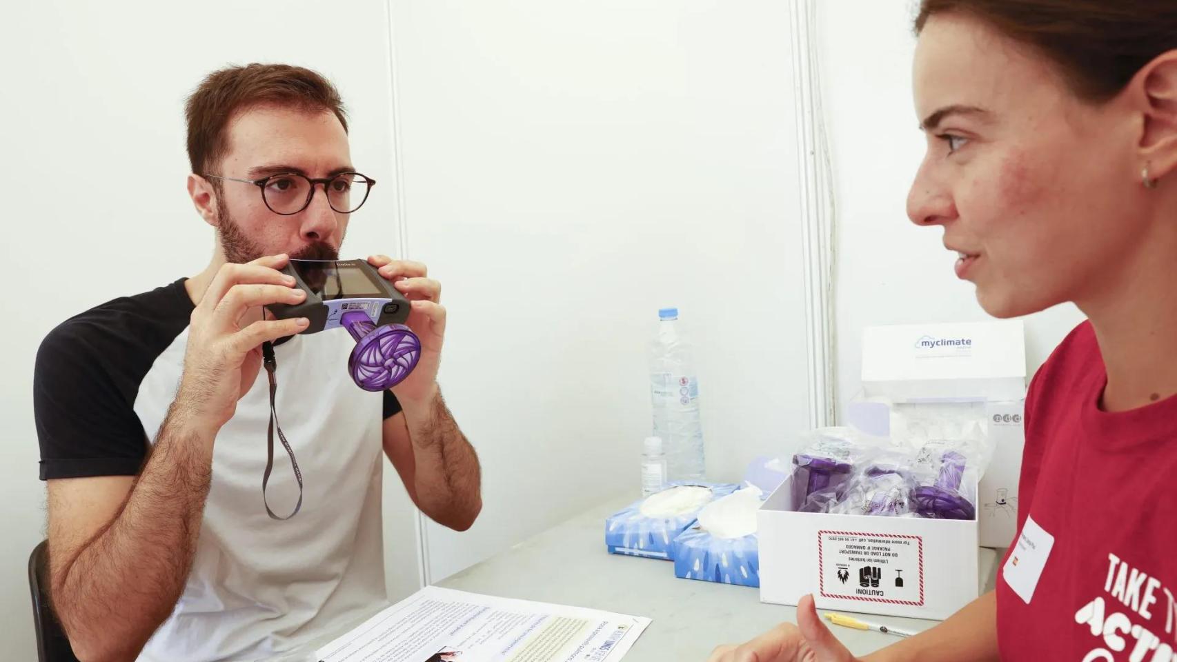 Un paciente se realiza una prueba respiratoria.