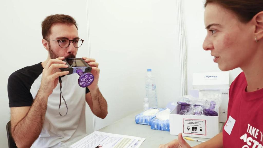 Un paciente se realiza una prueba respiratoria.