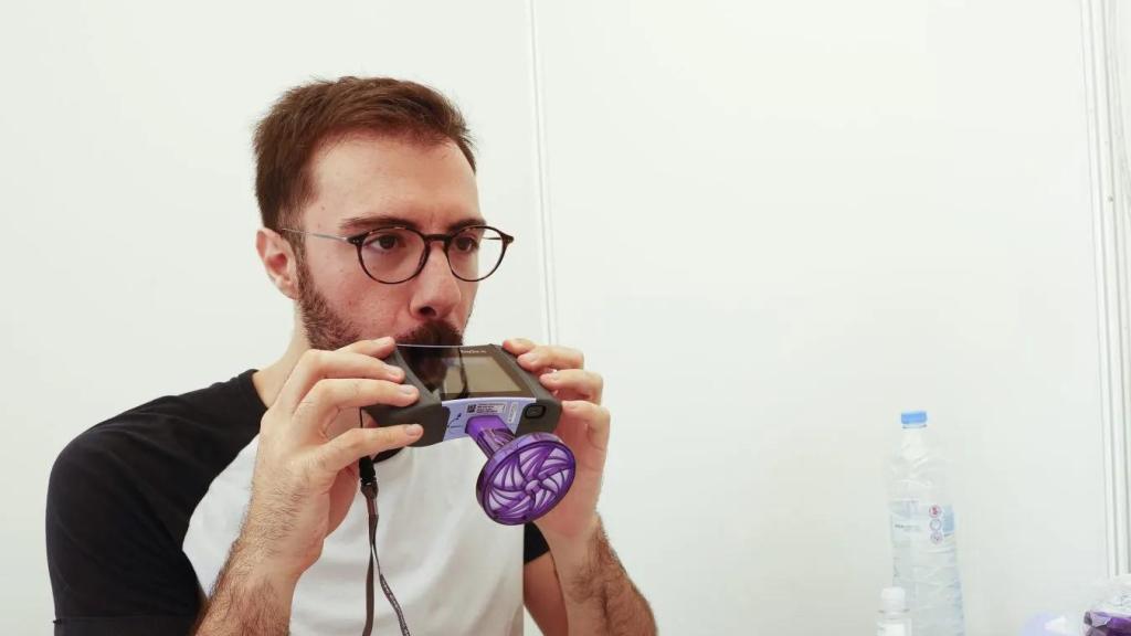 Un paciente se realiza una prueba respiratoria.