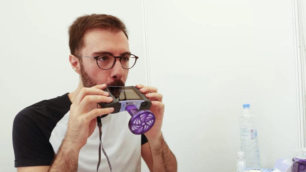 Un paciente se realiza una prueba respiratoria.