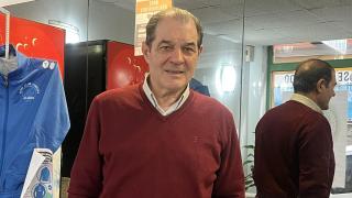 Bernardo Romay, reflejado en un espejo, posa para Quincemil en su gimnasio.