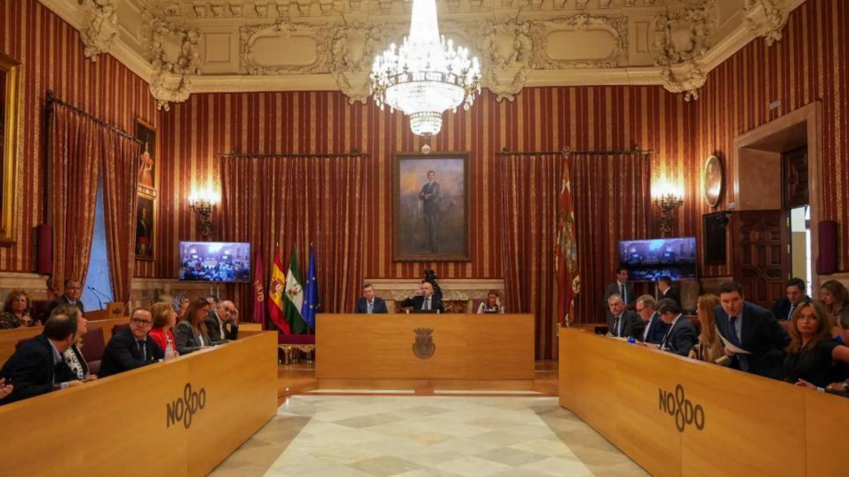 Panorámica del Salón Colón del Ayuntamiento de Sevilla durante la celebración de un Pleno