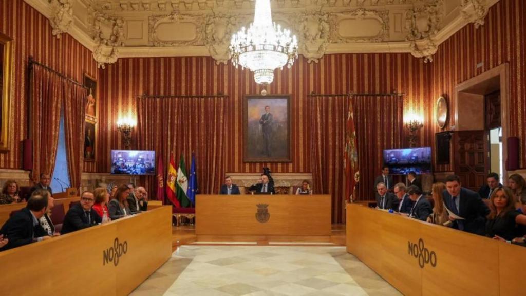 Panorámica del Salón Colón del Ayuntamiento de Sevilla durante la celebración de un Pleno