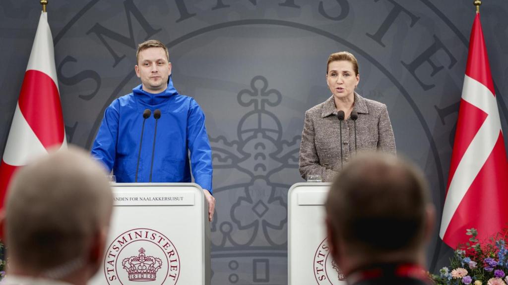 El primer ministro de Groenlandia, Jens-Frederik Nielsen, y la primera ministra de Dinamarca, Mette Frederiksen, ofrecen una declaración sobre la situación actual en una conferencia de prensa en el Salón de los Espejos de la Oficina del Primer Ministro en Copenhague, Dinamarca, el 13 de enero de 2026.