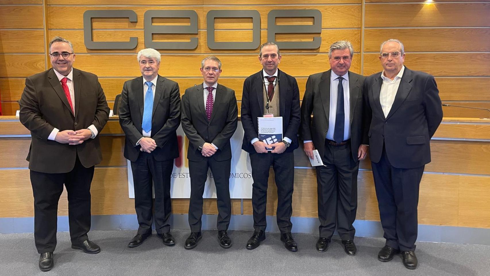 Representantes del IEE y la CEOE, junto a los autores del informe sobre el sector defensa.