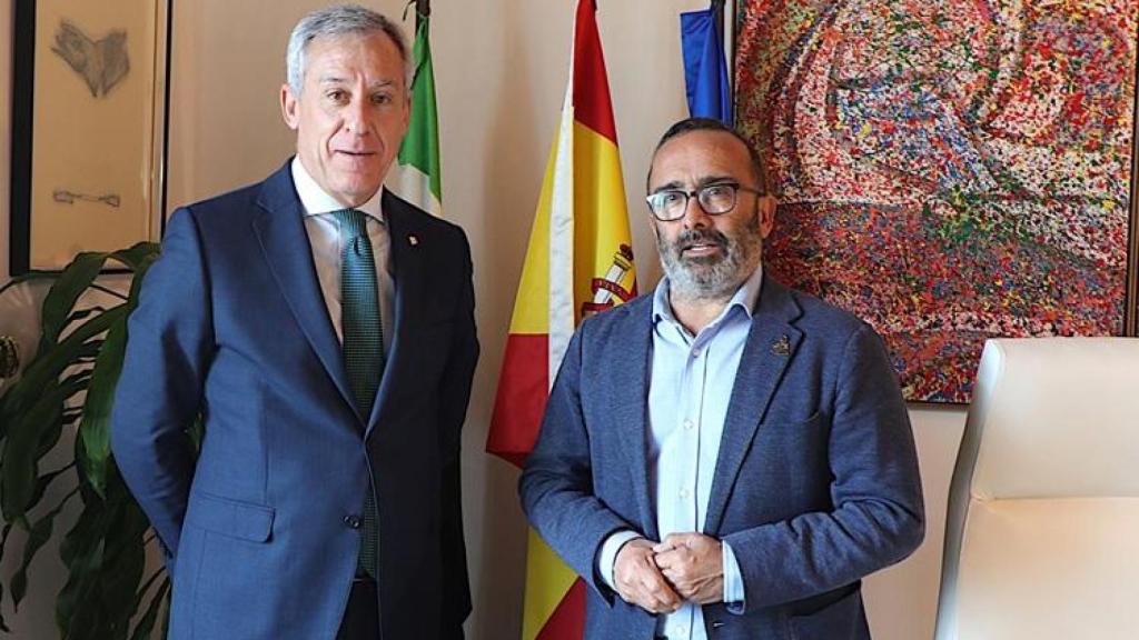 El presidente de Eurocaja Rural, Javier López Martín, junto al presidente de la Diputación de Cáceres, Miguel Ángel Morales Sánchez.
