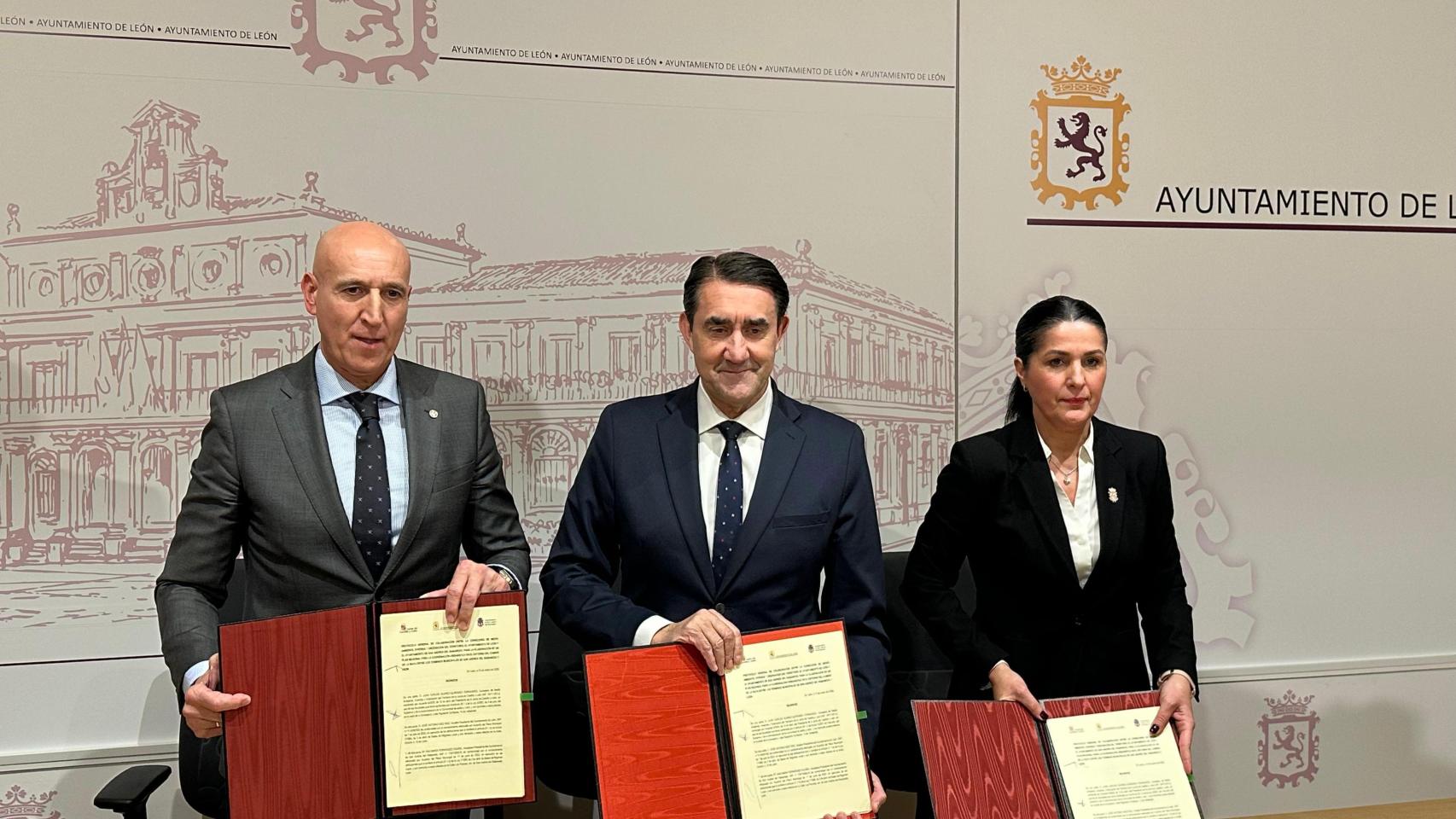 El consejero de Medio Ambiente, Vivienda y Ordenación del Territorio, Juan Carlos Suárez-Quiñones, firma un protocolo con los alcaldes de León, José Antonio Diez, y de San Andrés del Rabanedo, Ana Fernández
