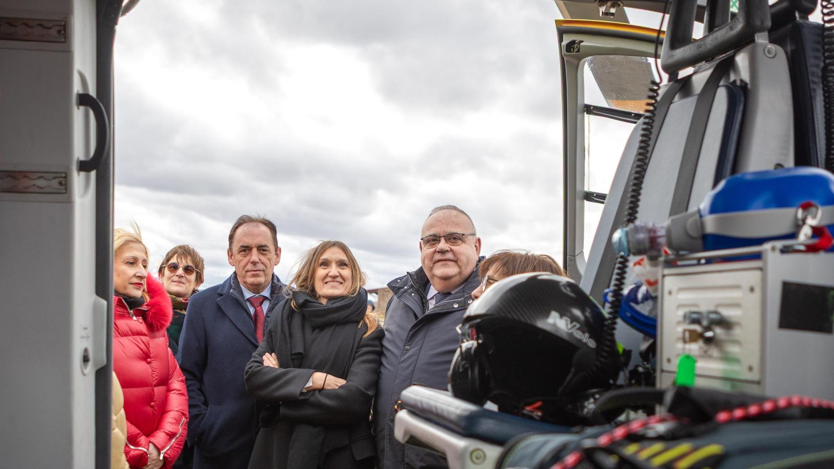 . El consejero de Sanidad, Alejandro Vázquez Ramos, visita el helicóptero de Emergencias Sanitarias en el aeródromo de Garra