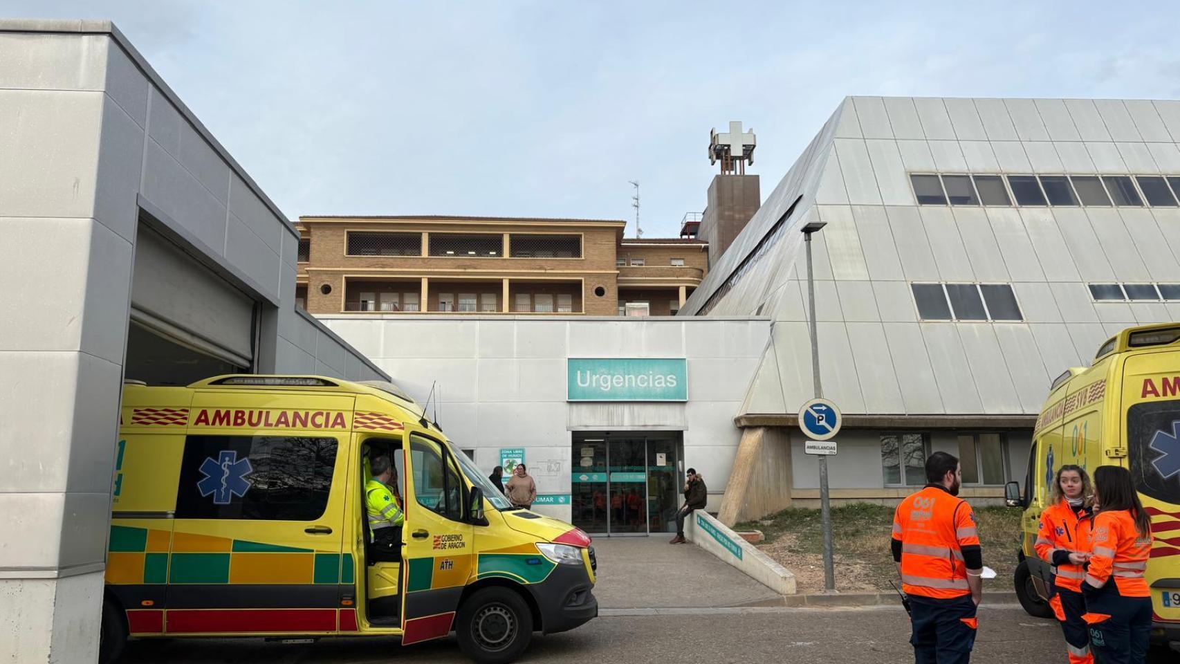 Familiares y ambulancias a las puertas de las Urgencias del Hospital Royo Villanova