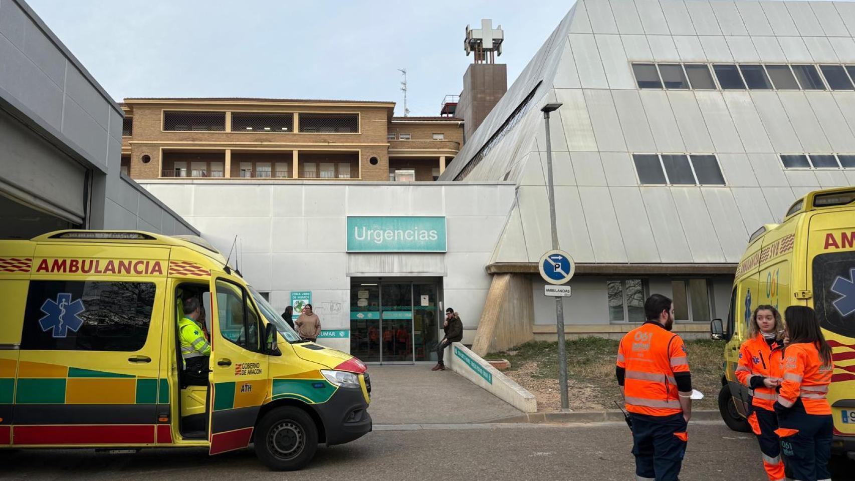 Familiares y ambulancias a las puertas de las Urgencias del Hospital Royo Villanova