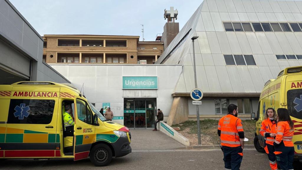 Familiares y ambulancias a las puertas de las Urgencias del Hospital Royo Villanova