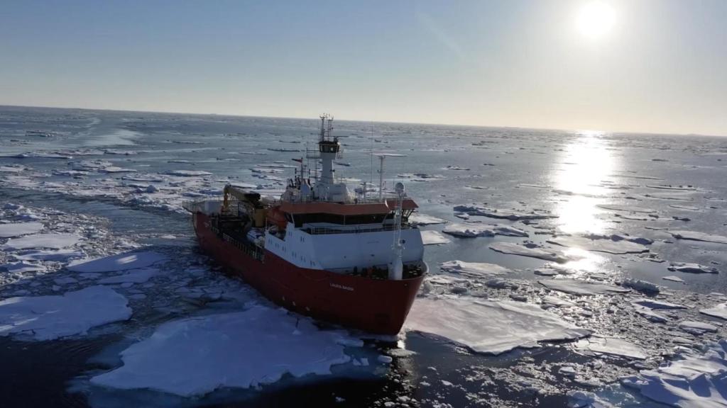 El buque científico Laura Bassi durante la travesía que transportó los primeros núcleos de hielo desde Europa hasta la Antártida, en un viaje de más de 50 días a través de tres océanos.