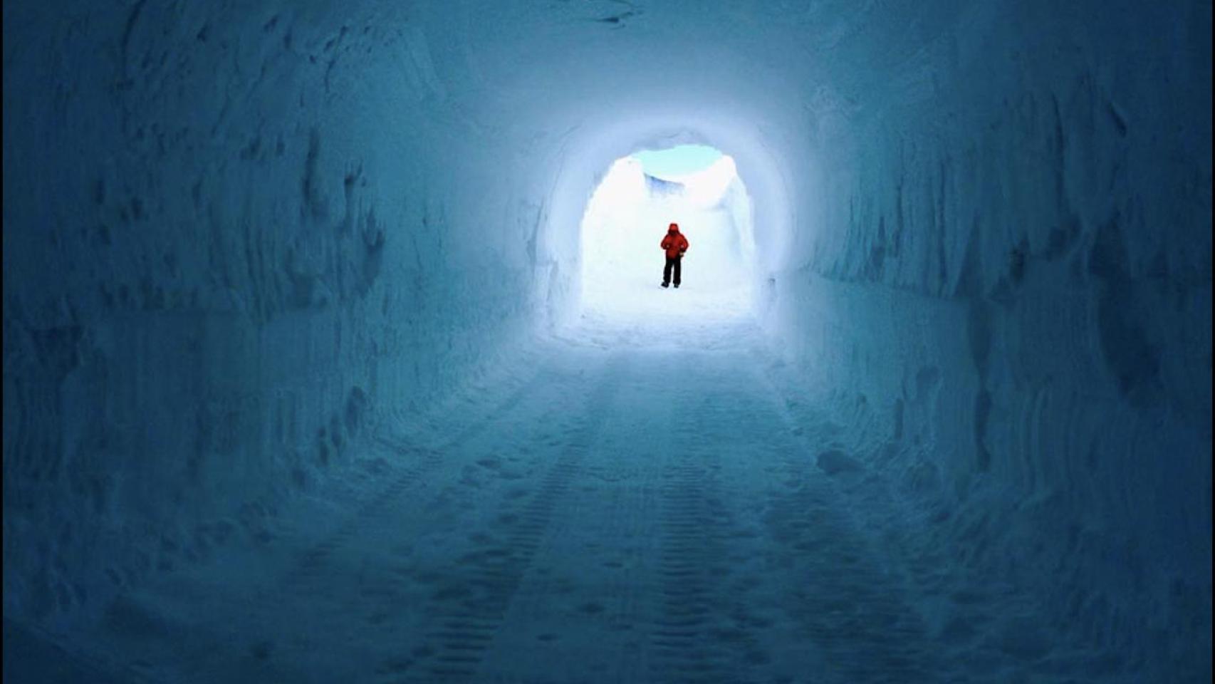 Interior del nuevo santuario de hielo bajo la estación Concordia: una cueva excavada a nueve metros de profundidad y mantenida de forma natural a –52°C, donde se conservarán los núcleos climáticos durante siglos.