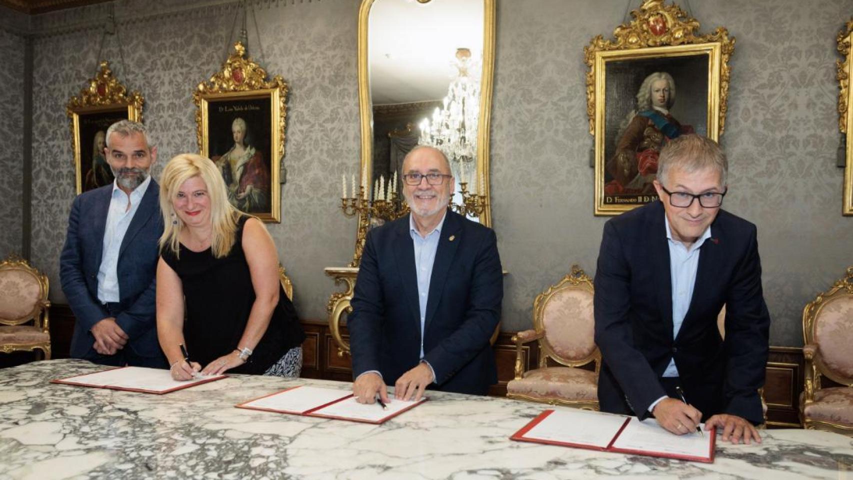 Edelmiro Castro (Correos), Leire Díez (Correos), Juan Cruz Cigudosa (entonces consejero) y Francisco Fernández Nistal (CPEN).