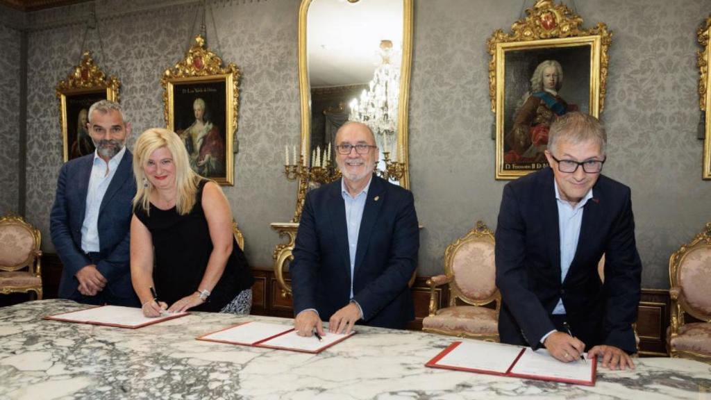 Edelmiro Castro (Correos), Leire Díez (Correos), Juan Cruz Cigudosa (entonces consejero) y Francisco Fernández Nistal (CPEN).