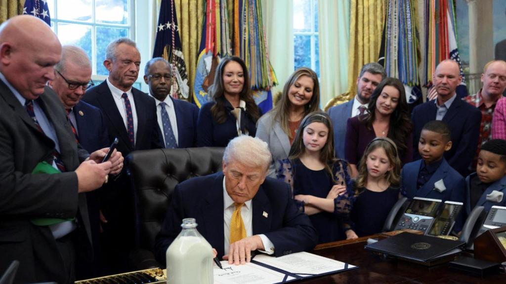 El presidente Donald Trump firma la nueva ley que indulta a la leche entera en los colegios en el Despacho Oval de la Casa Blanca en Washington D. C.