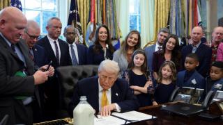 El presidente Donald Trump firma la nueva ley que indulta a la leche entera en los colegios en el Despacho Oval de la Casa Blanca en Washington D. C.