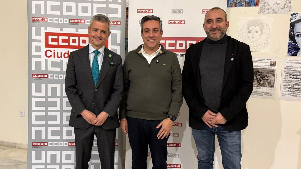 Los ponentes junto al secretario regional de CCOO, Javier Ortega.