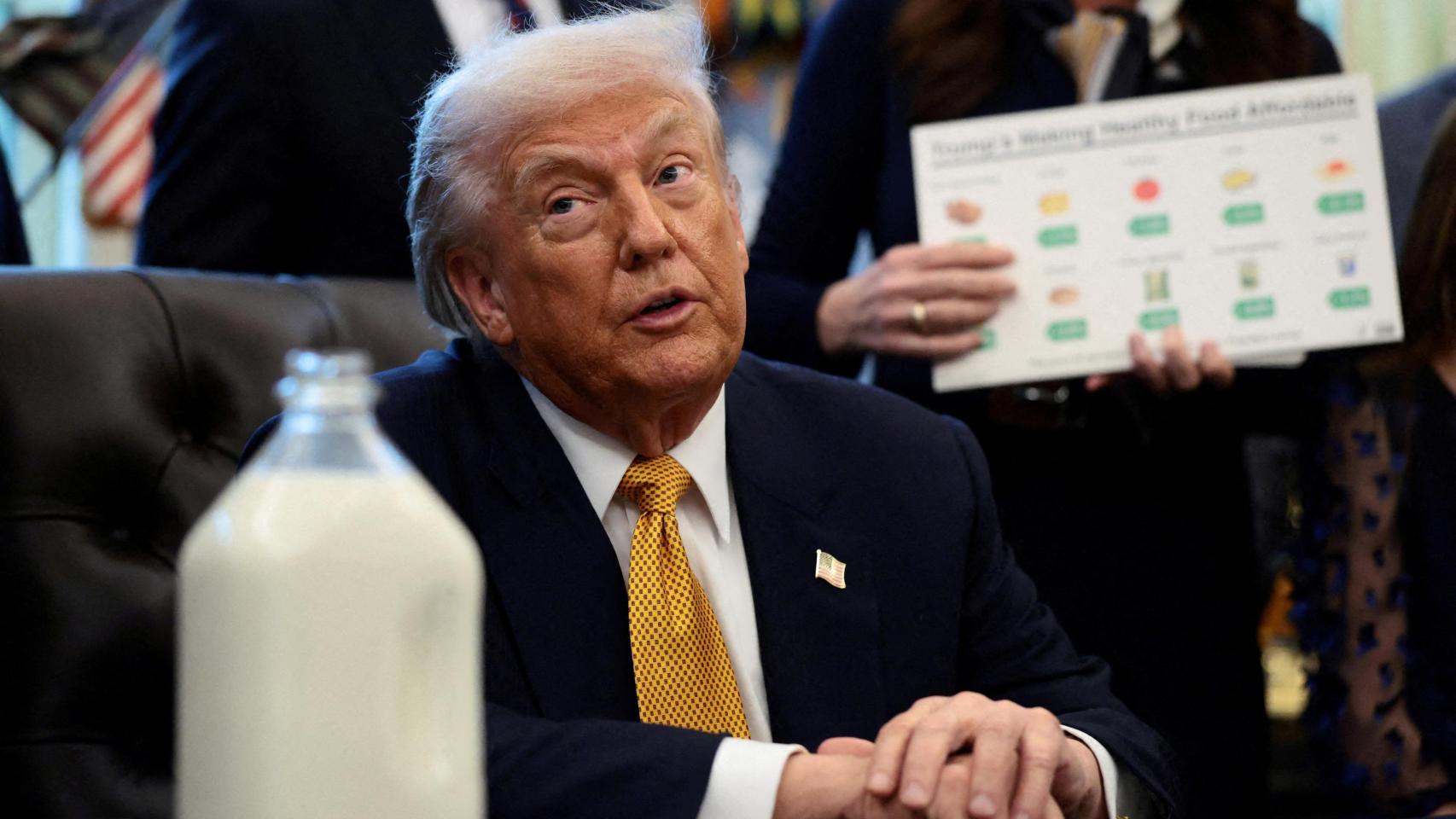 Donald Trump comparece desde el Despacho Oval de la Casa Blanca.