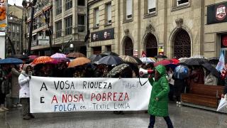 Los trabajadores de la empresa Sociedad Textil Lonia se manifiestan en Ourense para reclamar mejoras salariales y laborales .