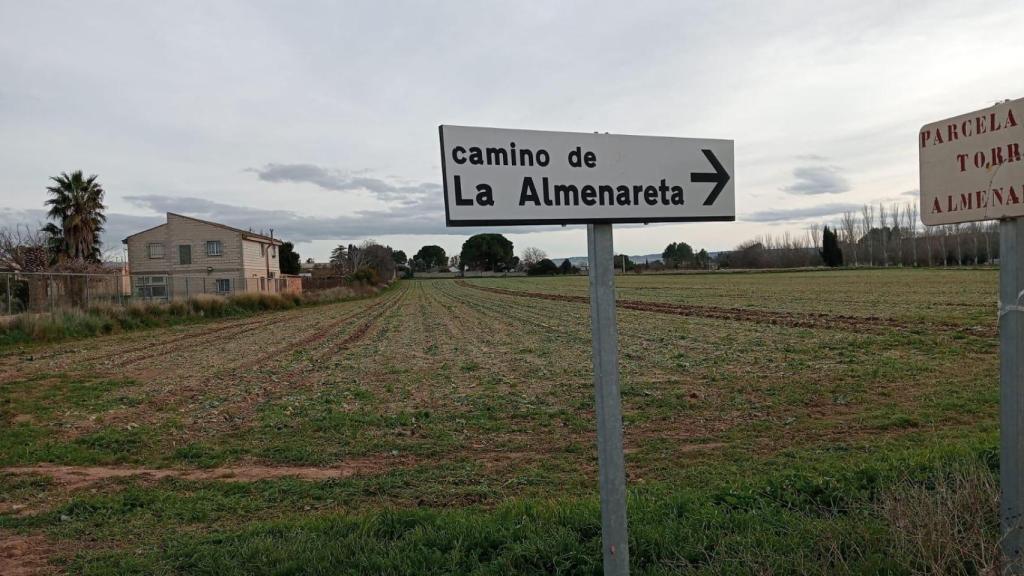 Cartel que señala la barriada donde se encuentra la vivienda.