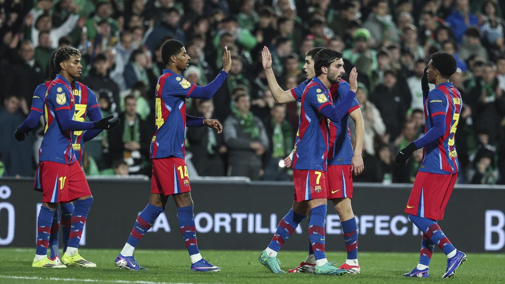 Ferran Torres celebra con sus compañeros el gol marcado ante el Racing.