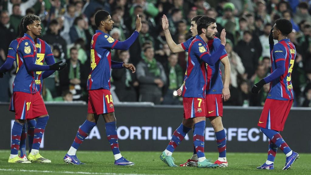 Ferran Torres celebra con sus compañeros el gol marcado ante el Racing.
