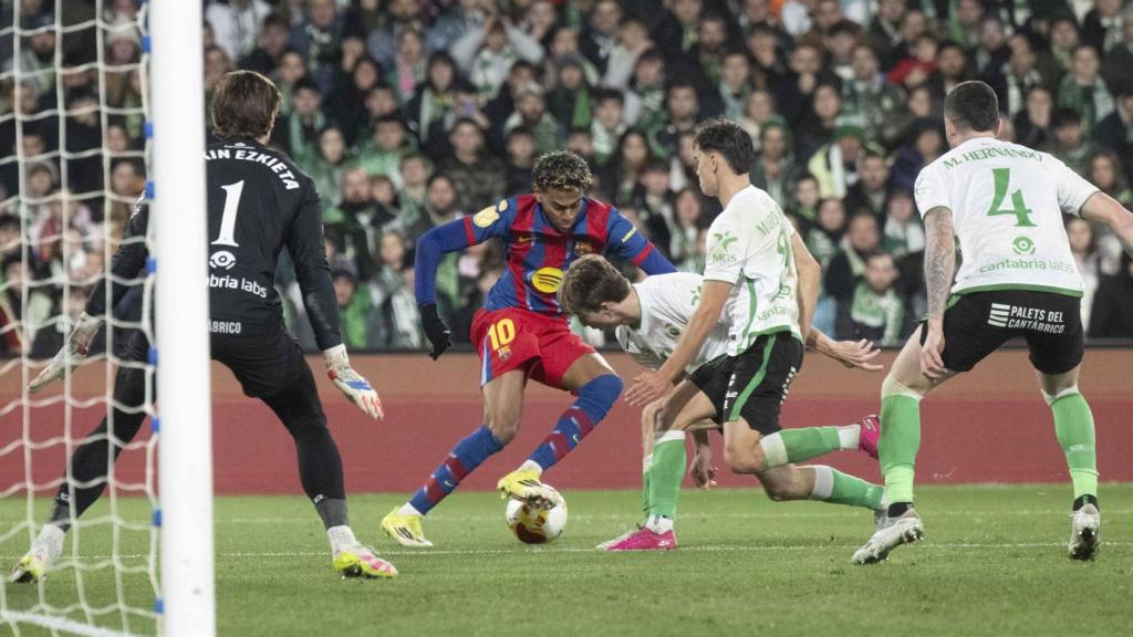 Lamine controla el balón en el área mientras es presionado por varios jugadores del Racing.