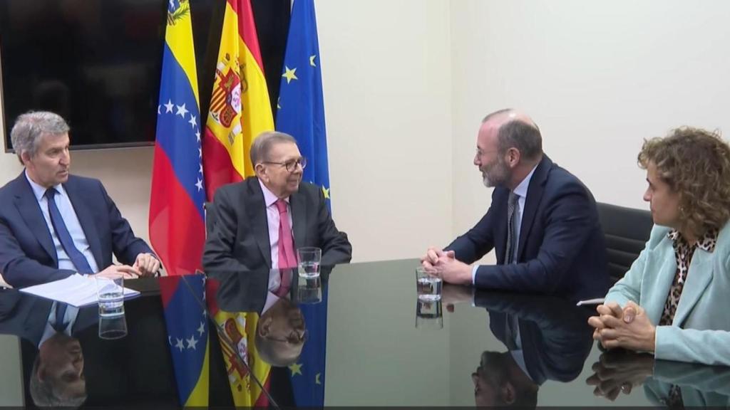 Alberto Núñez Feijóo, reunido con Edmundo González y Manfred Weber, junto a Dolors Montserrat, en Madrid.