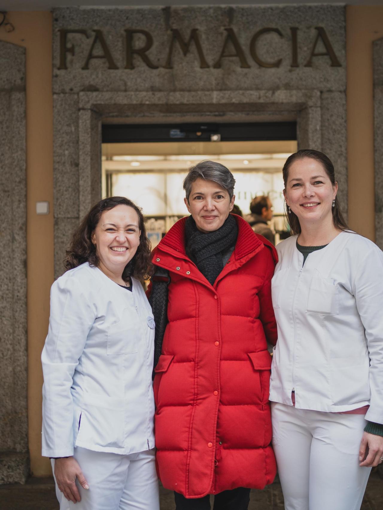 Teresa Cardona, la escritora de 'Blecker y Cano' junto a Paloma y Caty, las farmacéuticas de la Farmacia Los Soportales de San Lorenzo de El Escorial que salen en sus libros.