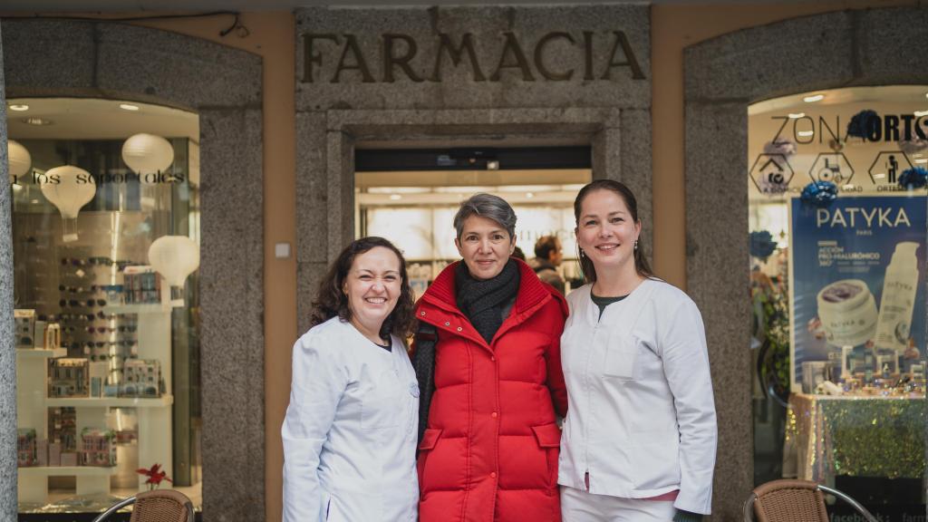 Teresa Cardona, la escritora de 'Blecker y Cano' junto a Paloma y Caty, las farmacéuticas de la Farmacia Los Soportales de San Lorenzo de El Escorial que salen en sus libros.