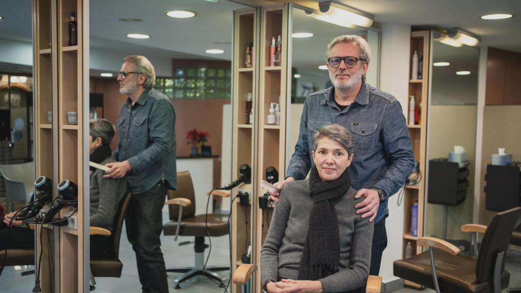 Teresa Cardona con Álvaro García de la Peluquería Santi en San Lorenzo de El Escorial.