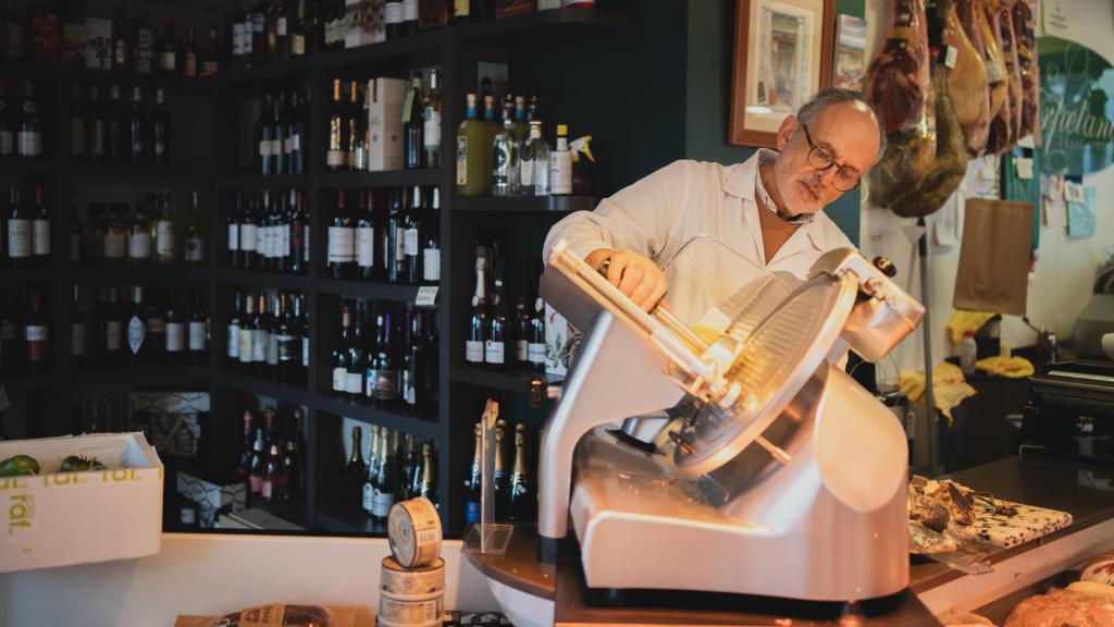 Guillermo Sánchez, uno de los personajes del libro, en su tienda de San Lorenzo de El Escorial, La Carpetana.