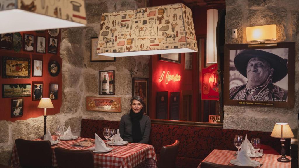 Teresa Cardona en la Taberna del Corcho de San Lorenzo de El Escorial, uno de los lugares que aparecen en sus libros.