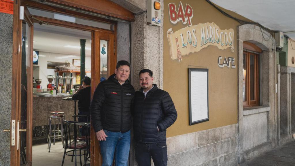 Marcelo y César Alberto, los camareros del Bar Los Mariscos, una ubicación muy importante en las novelas de Cardona.