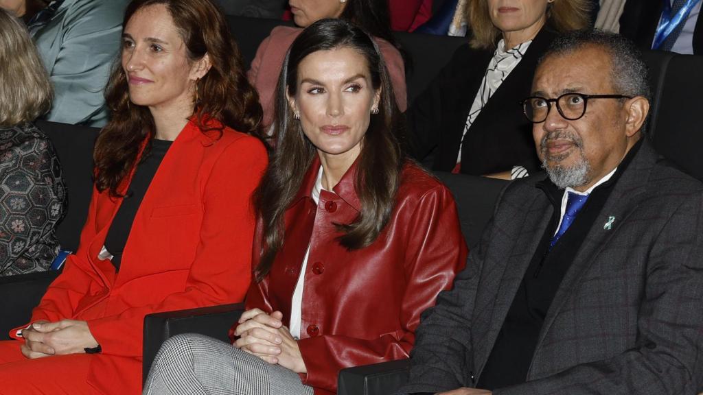 La Reina se ha encargado de presidir el evento. En la imagen, junto al Director General de la OMS es el Dr. Tedros Adhanom Ghebreyesus.