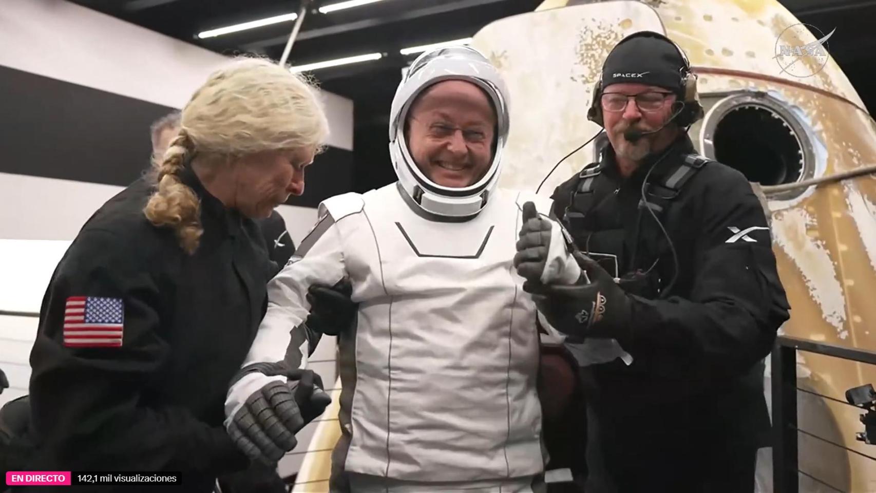 Mike Fincke es el primero en salir de la cápsula Dragon