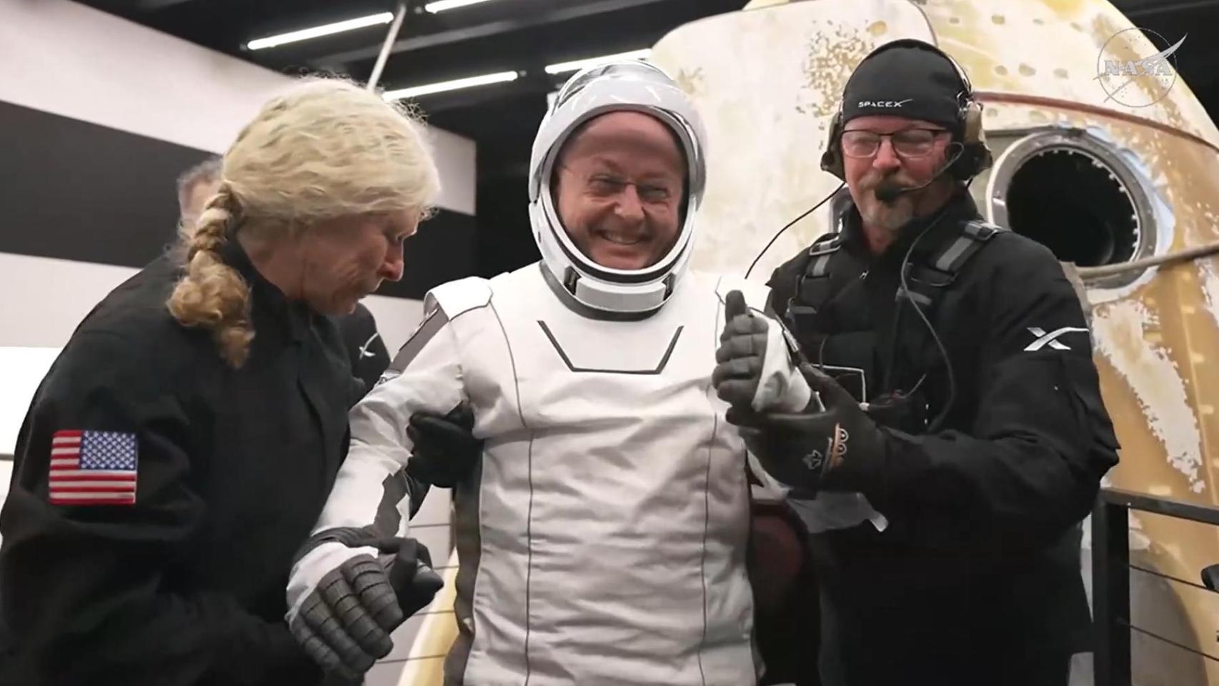 Mike Fincke es el primero en salir de la cápsula Dragon.